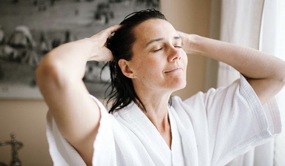 Scalp Stretching for Morning Puffiness and Better Skin Elasticity